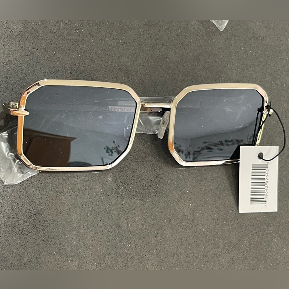 NWT SUNGLASSES! Choose your frame color!!! Chrome or Gold!